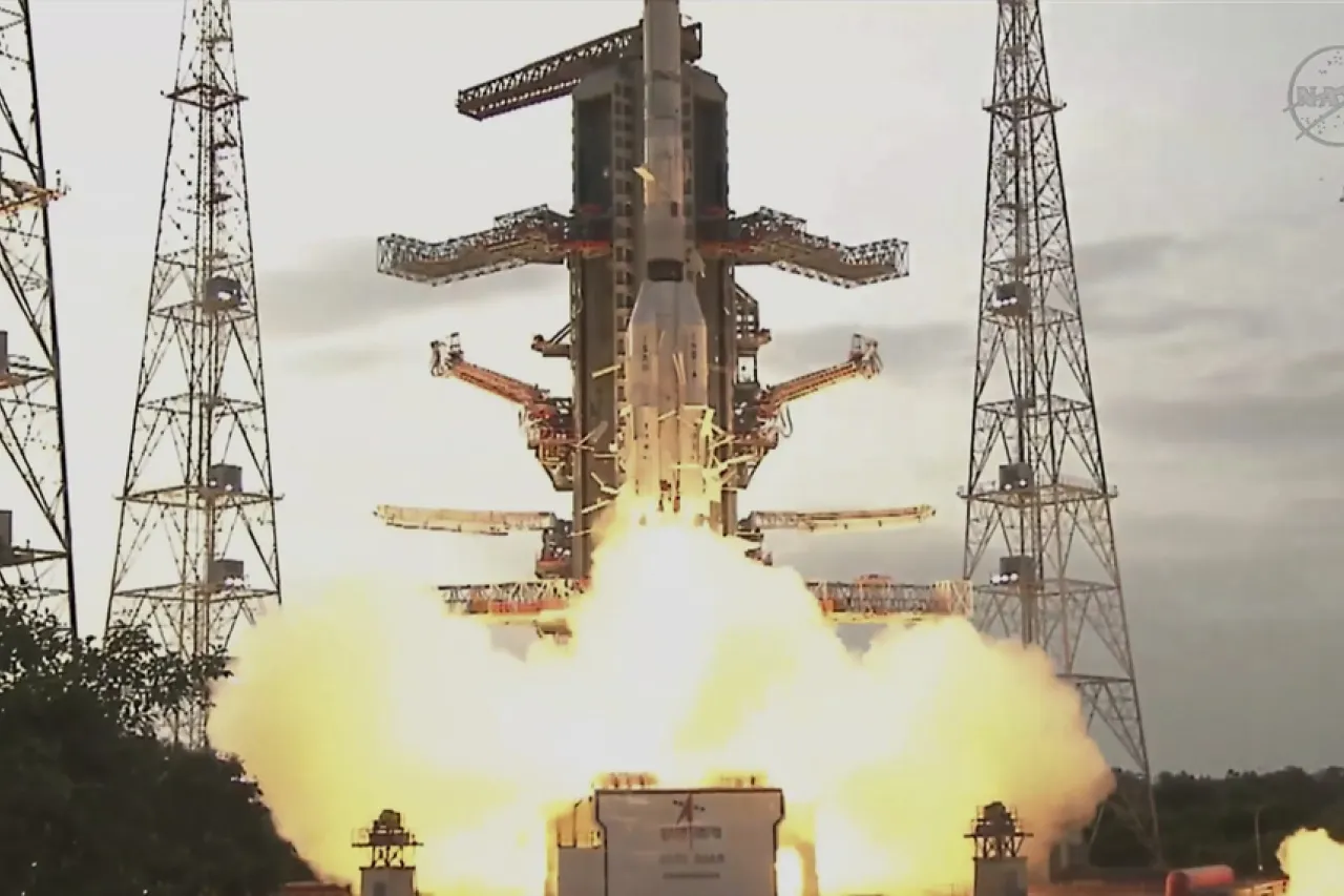 La NASA e India lanzan satélite para rastrear cambios en la superficie terrestre