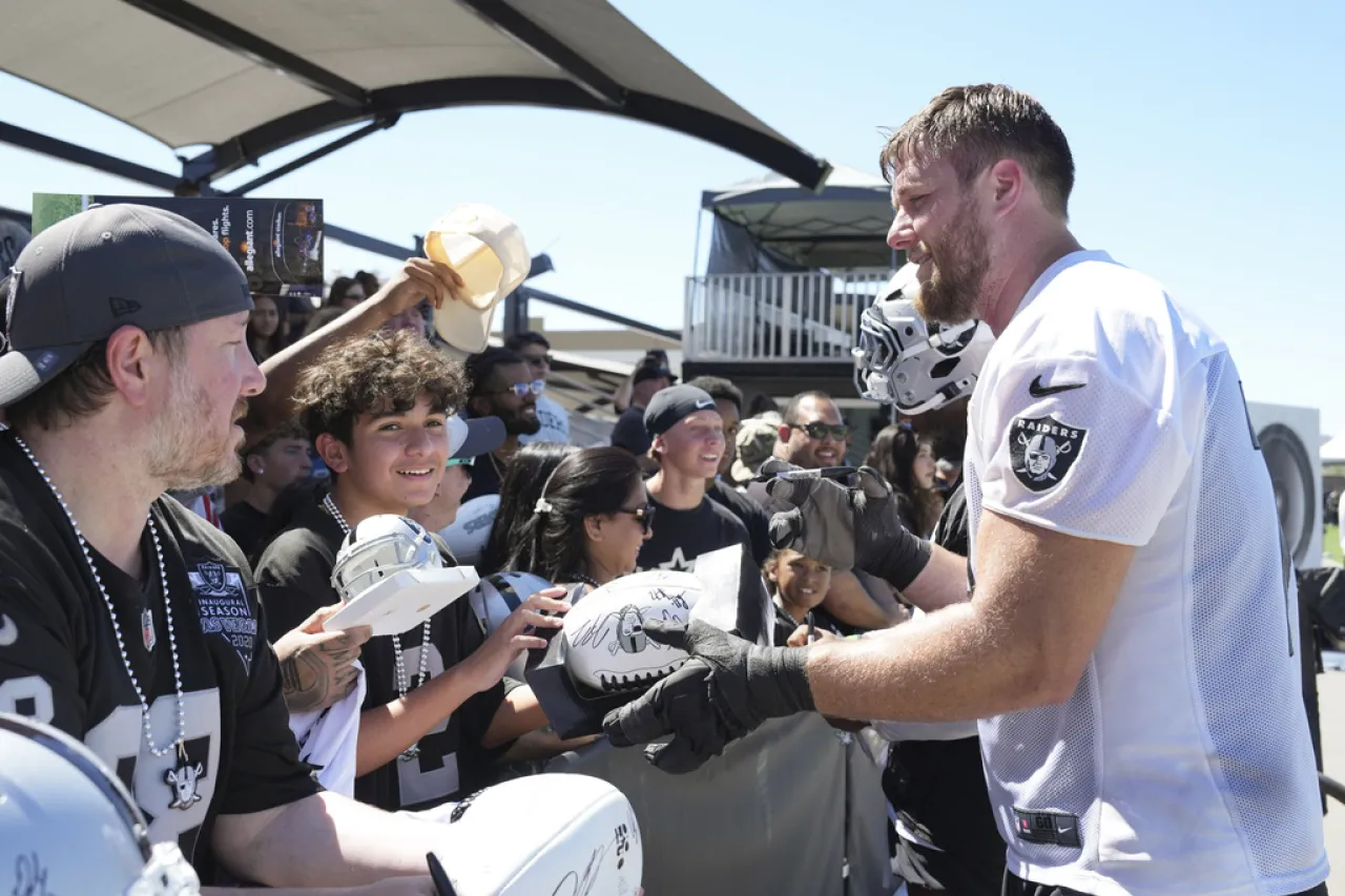 Firman Kolton Miller y Raiders una extensión de contrato: AP