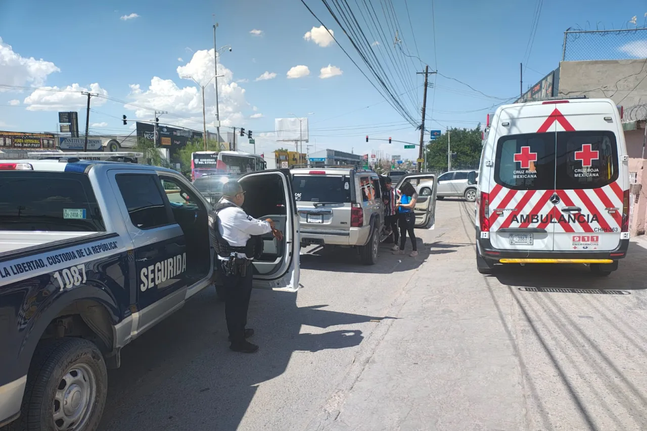 Mujer da a luz en su auto; agentes viales la auxilian