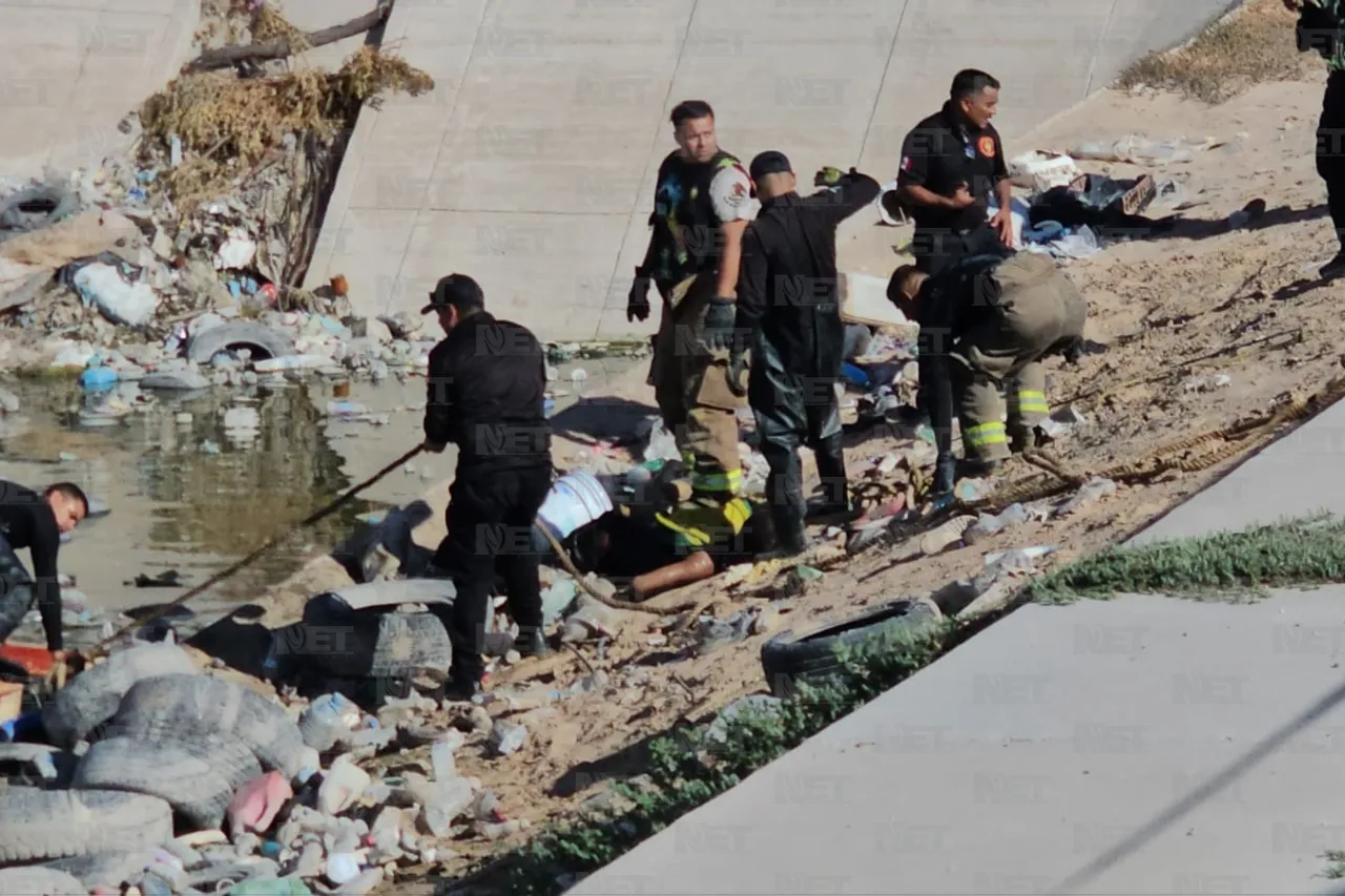 Rescatan bomberos cuerpo de hombre que cayó a pozo de absorción