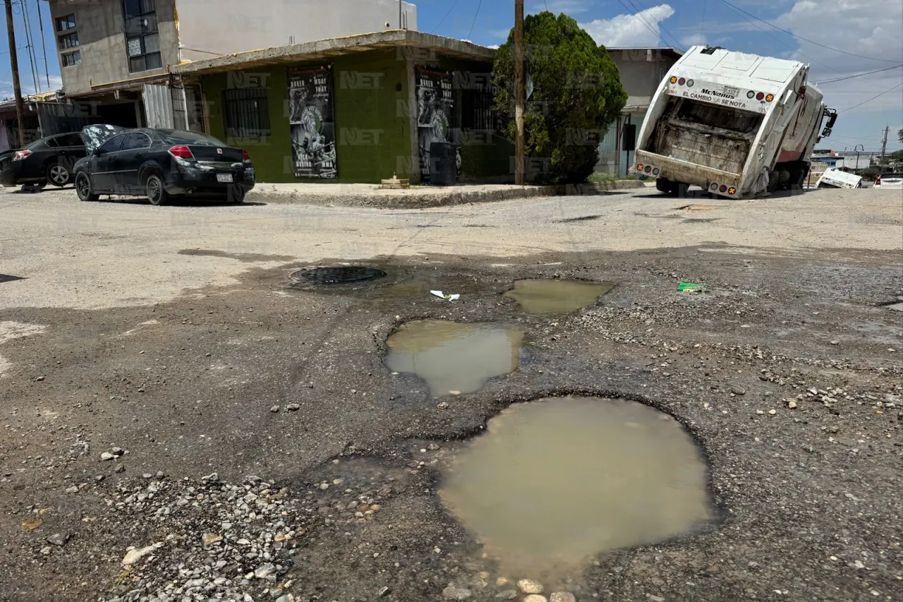 Dos camiones de basura caen en hundimientos en la colonia Galeana