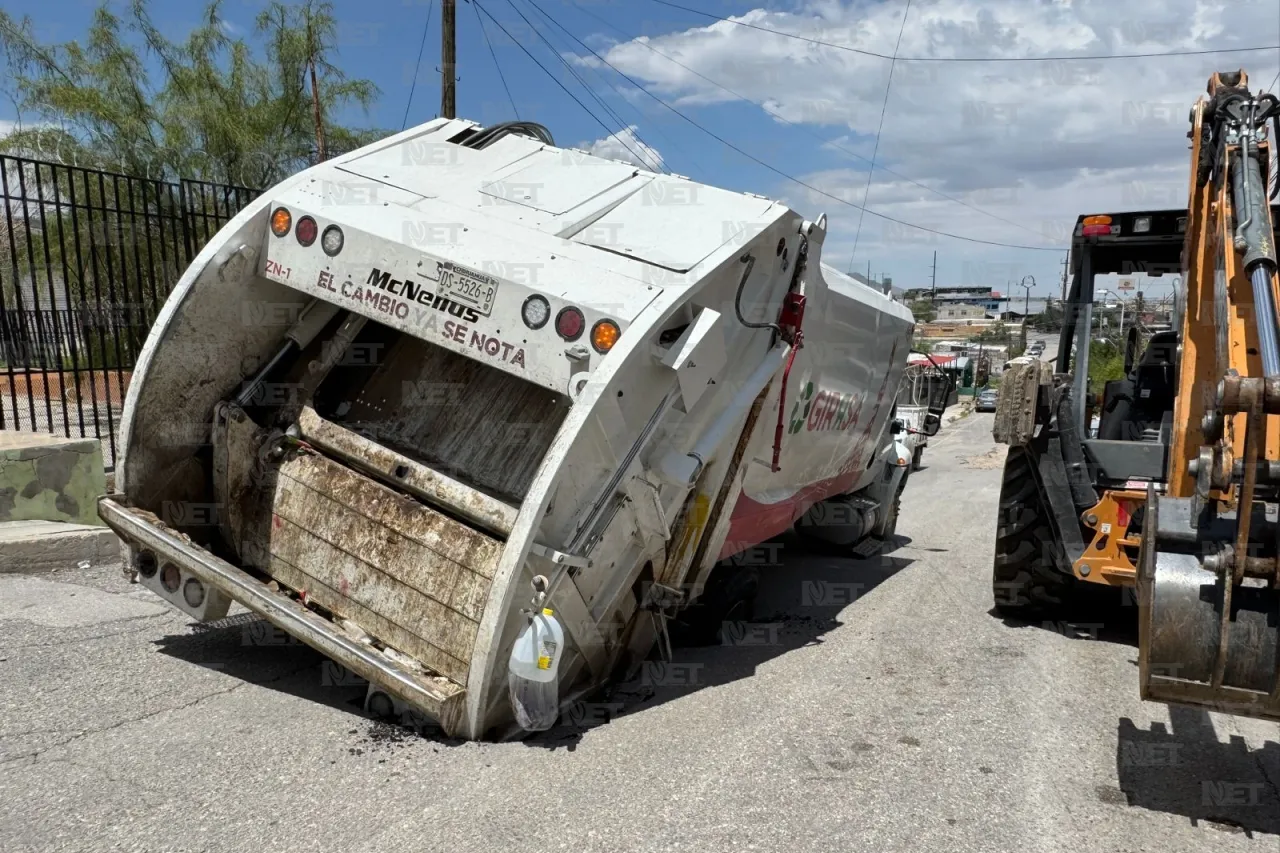 Dos camiones de basura caen en hundimientos en la colonia Galeana