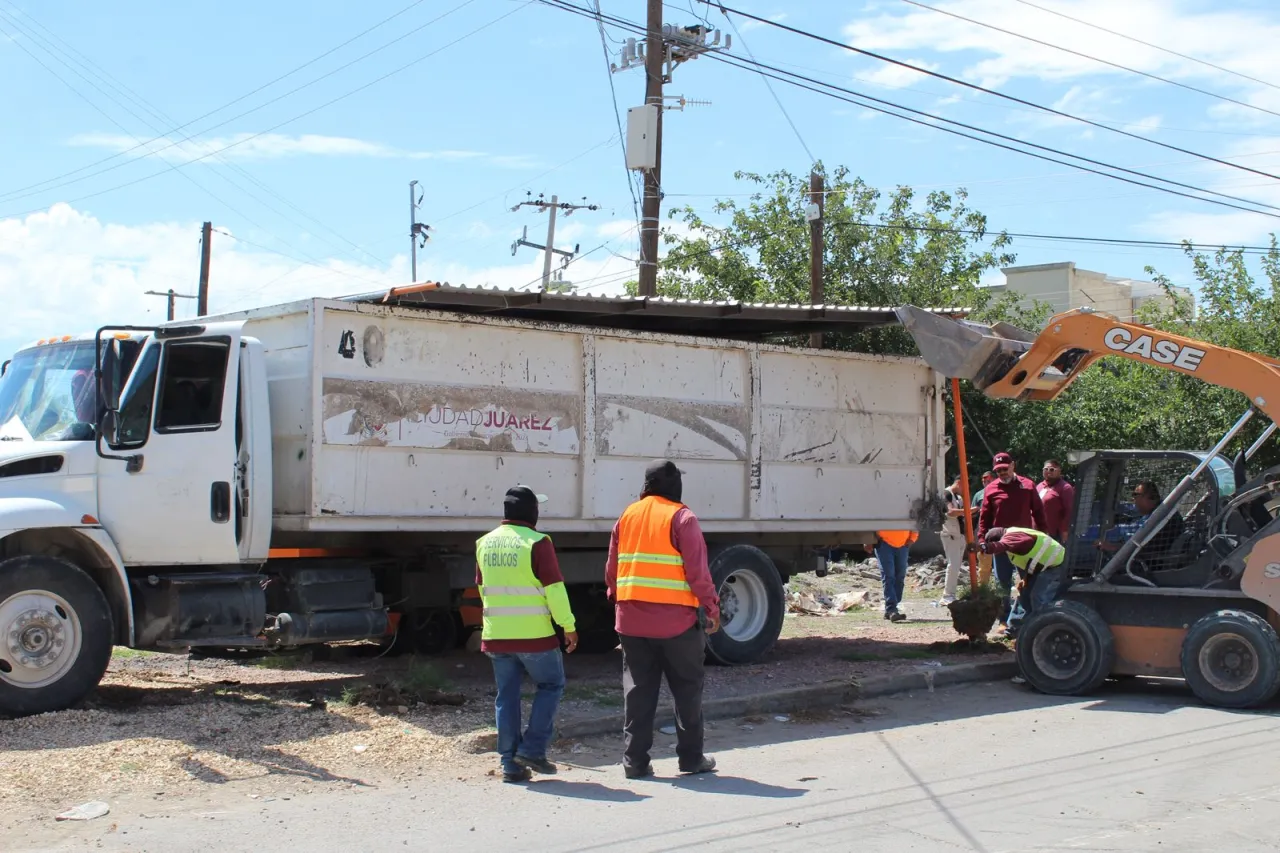 Retiran estructuras comerciales irregulares en Infonavit Casas Grandes