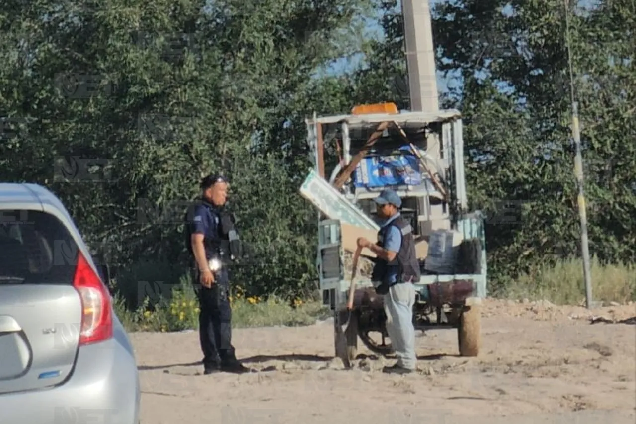 Frente a municipales tira escombro desde triciclo; lo obligan a recogerlo