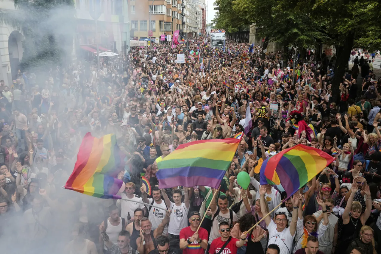 Un letrero de neón, convierte orgullo en amenazas: Alemania