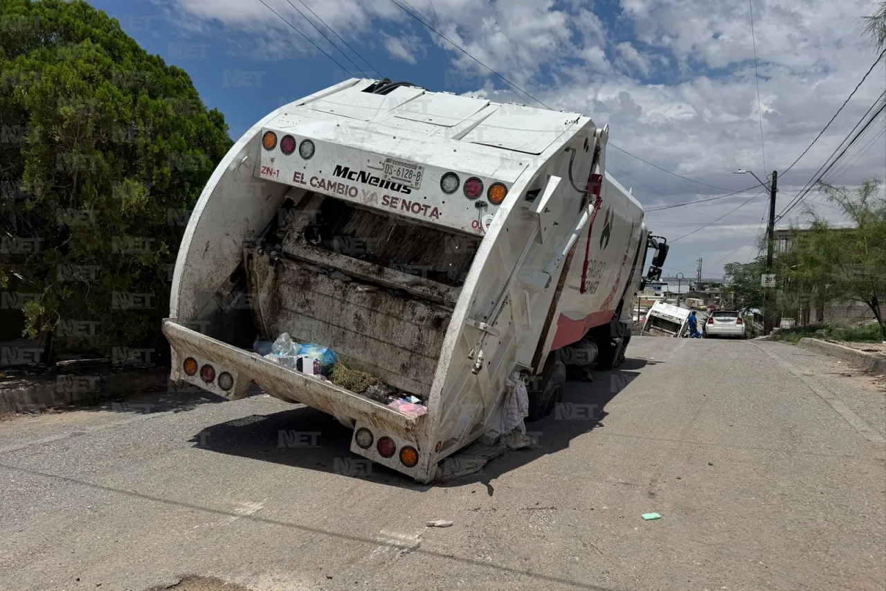 Dos camiones de basura caen en hundimientos en la colonia Galeana