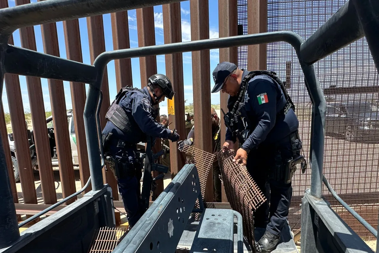 Localizan a persona que transportaba 'parches' del muro fronterizo