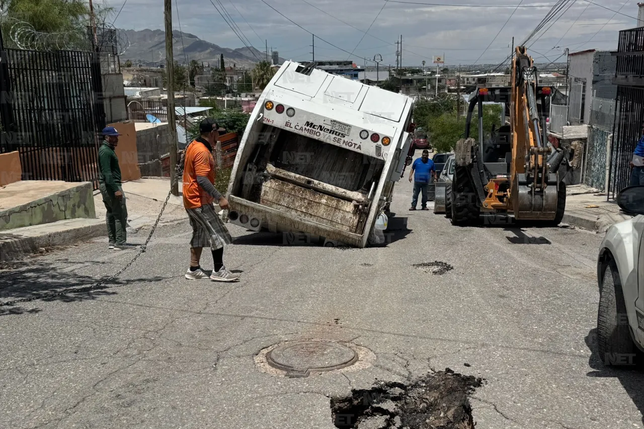 Dos camiones de basura caen en hundimientos en la colonia Galeana