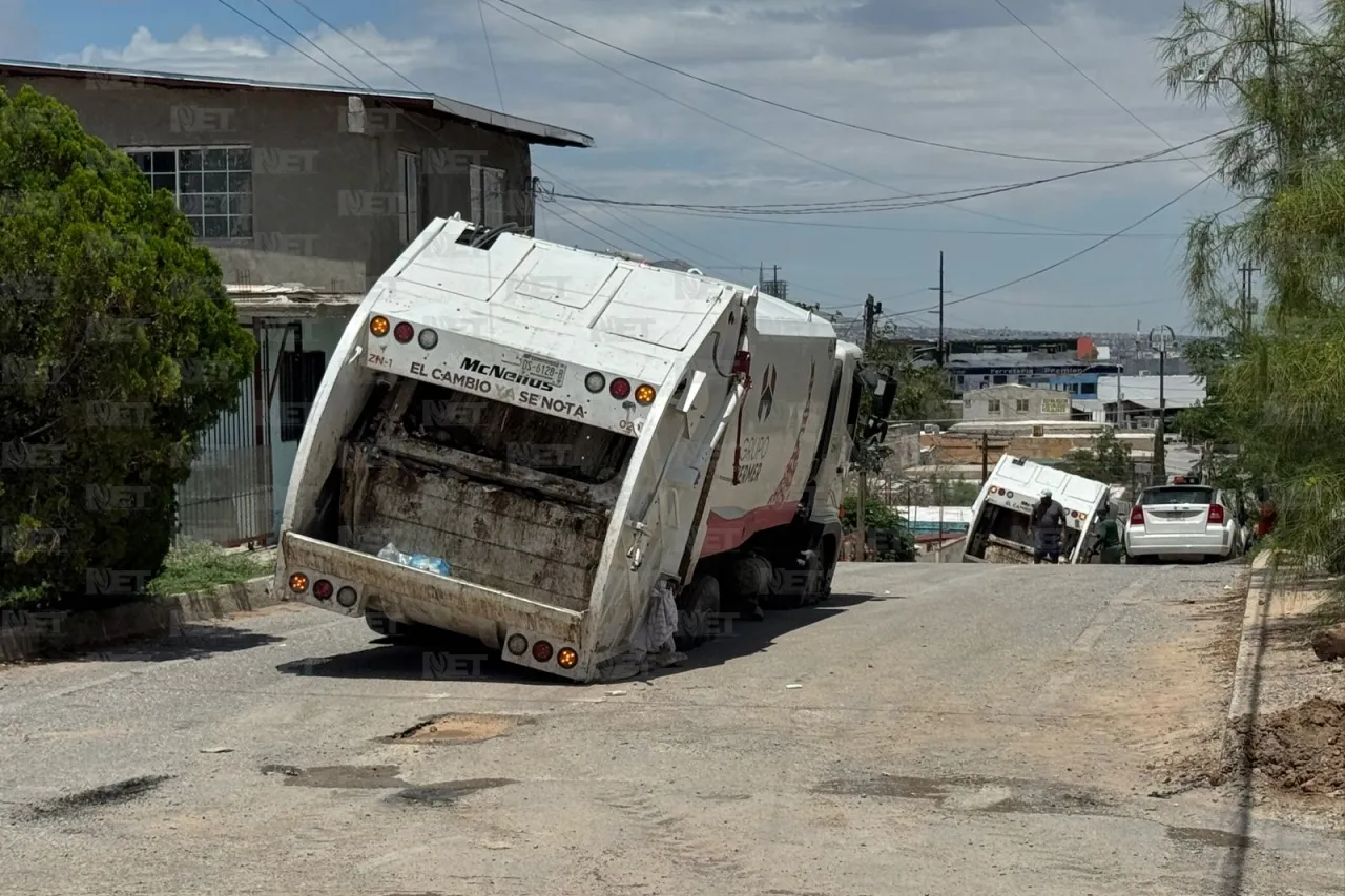 Dos camiones de basura caen en hundimientos en la colonia Galeana
