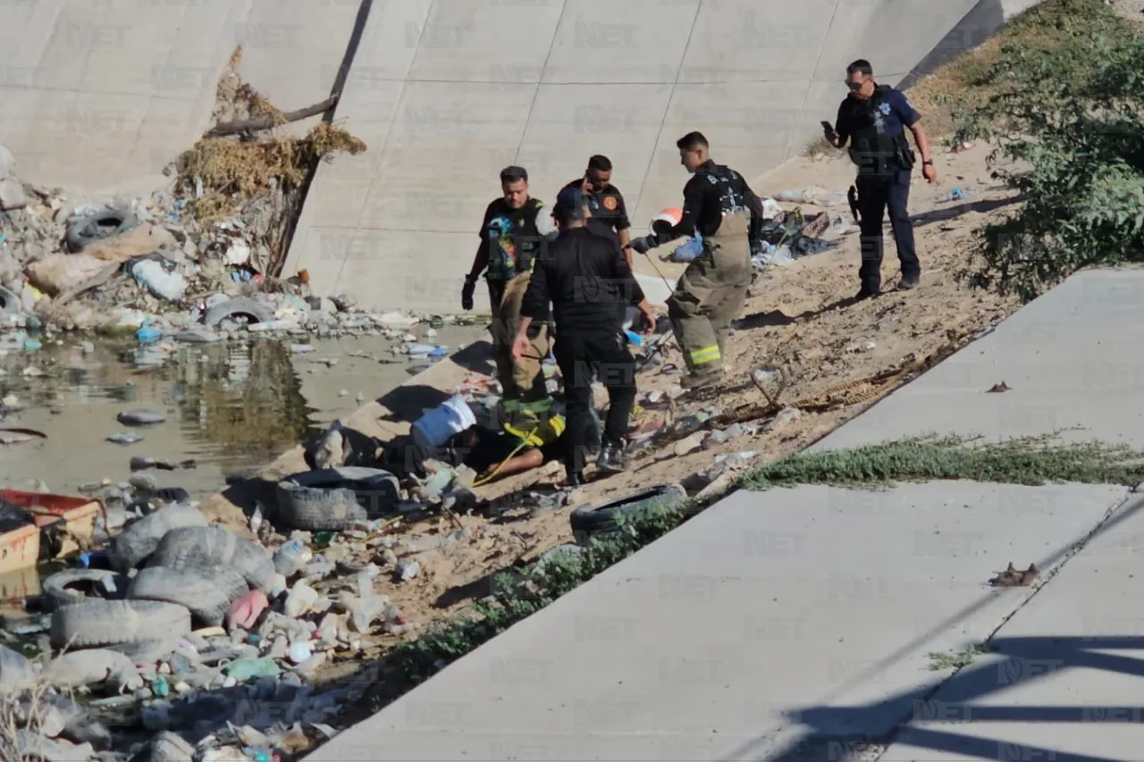 Rescatan bomberos cuerpo de hombre que cayó a pozo de absorción