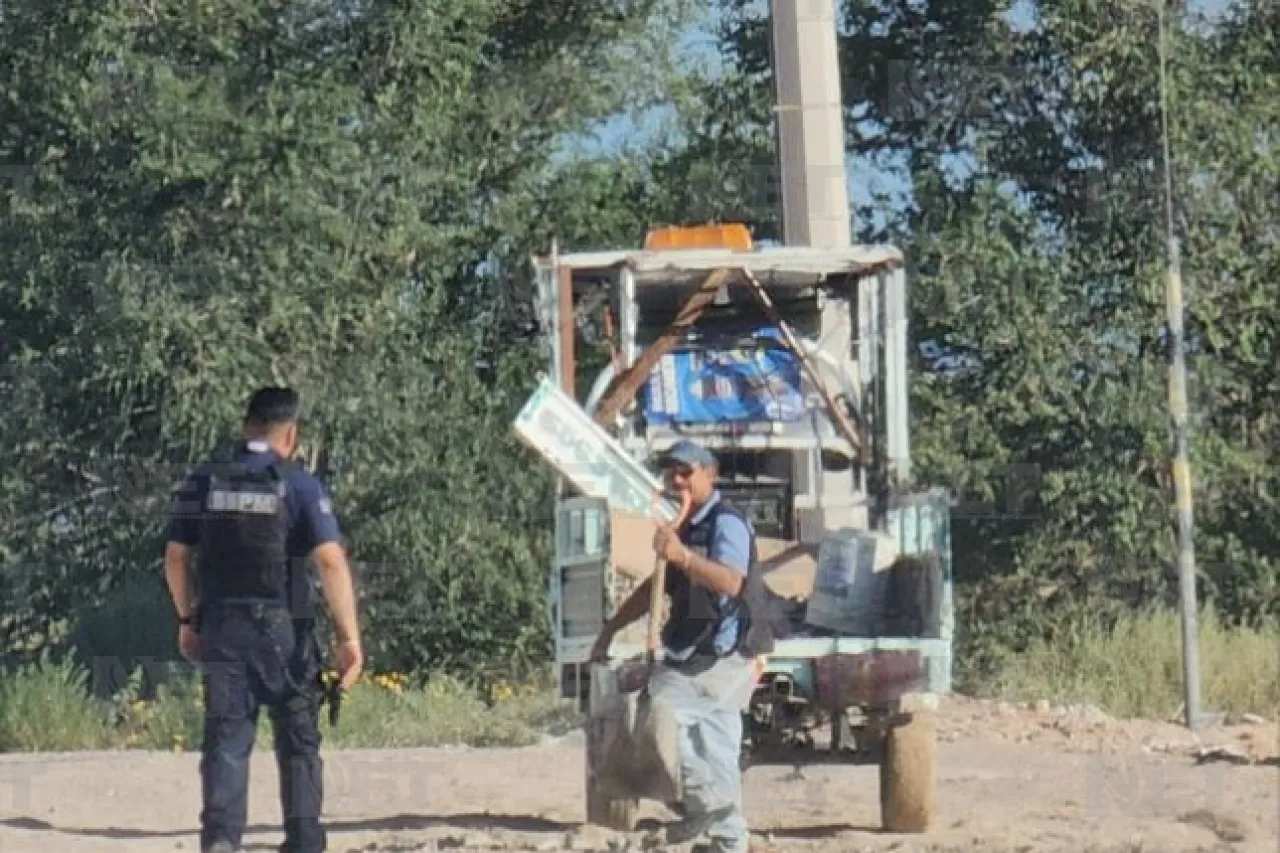 Frente a municipales tira escombro desde triciclo; lo obligan a recogerlo