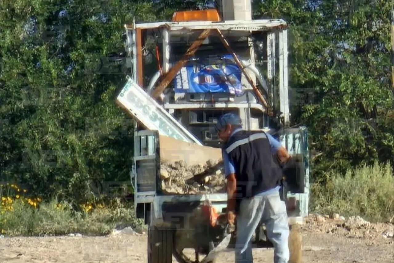 Frente a municipales tira escombro desde triciclo; lo obligan a recogerlo