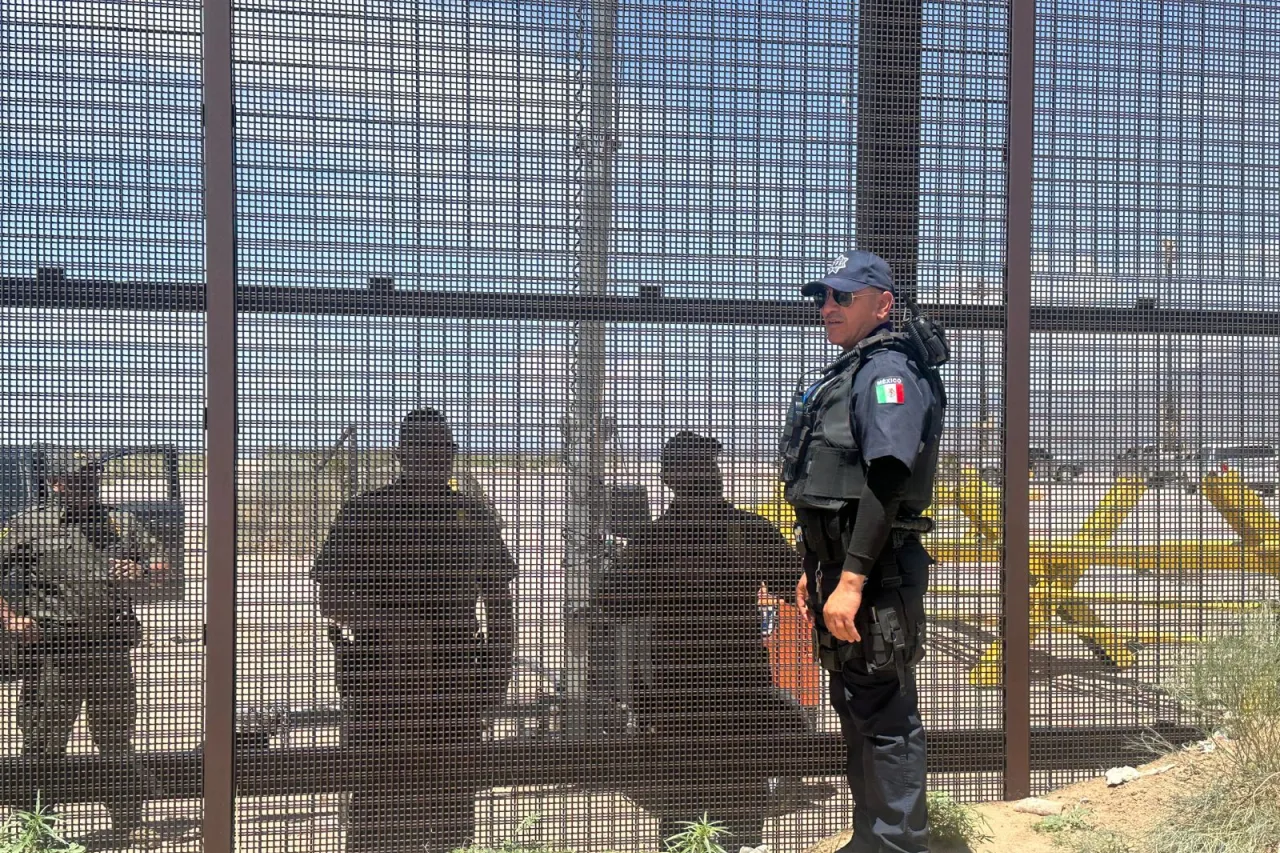 Localizan a persona que transportaba 'parches' del muro fronterizo