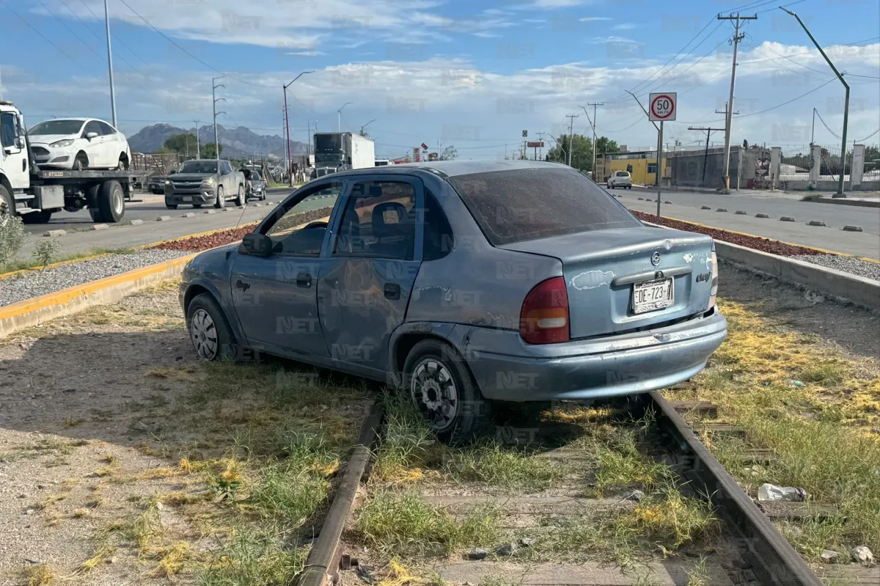 Auto termina sobre vías del tren tras ser embestido por tráiler