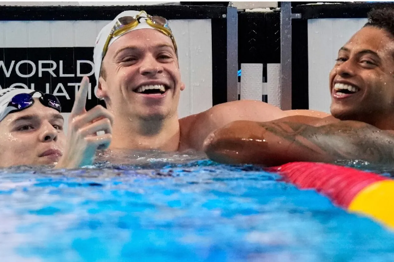 Lidera León Marchand a equipo francés para ganar el oro Mundial de Natación