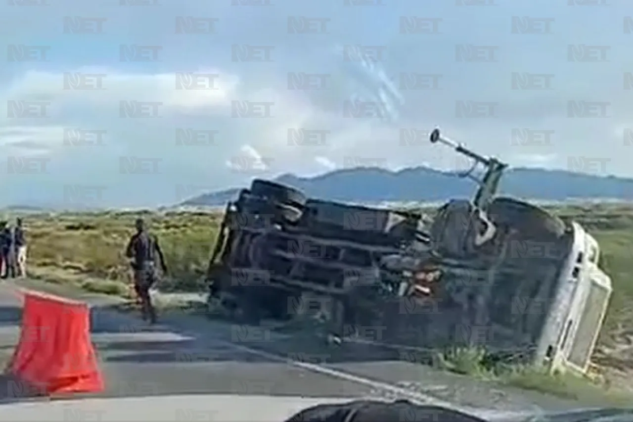 Cierran carretera Panamericana por volcadura de tractocamión