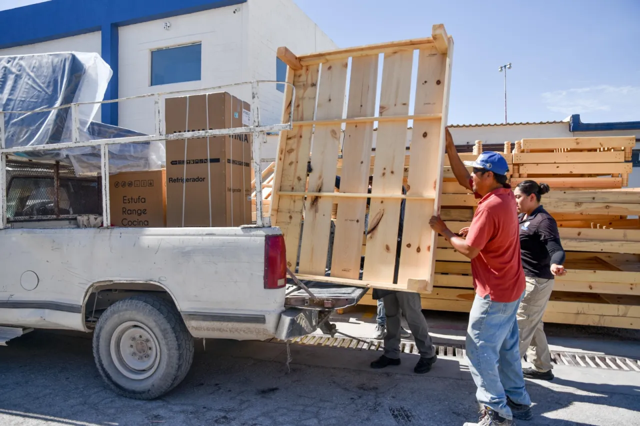 Entrega Estado apoyos a más 300 familias afectadas por lluvias en Juárez