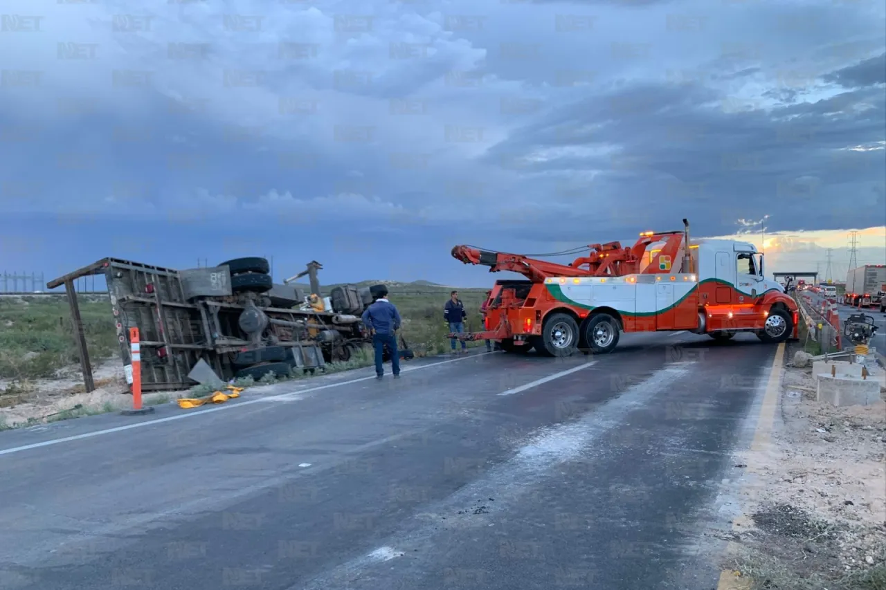 Cierran carretera Panamericana por volcadura de tractocamión