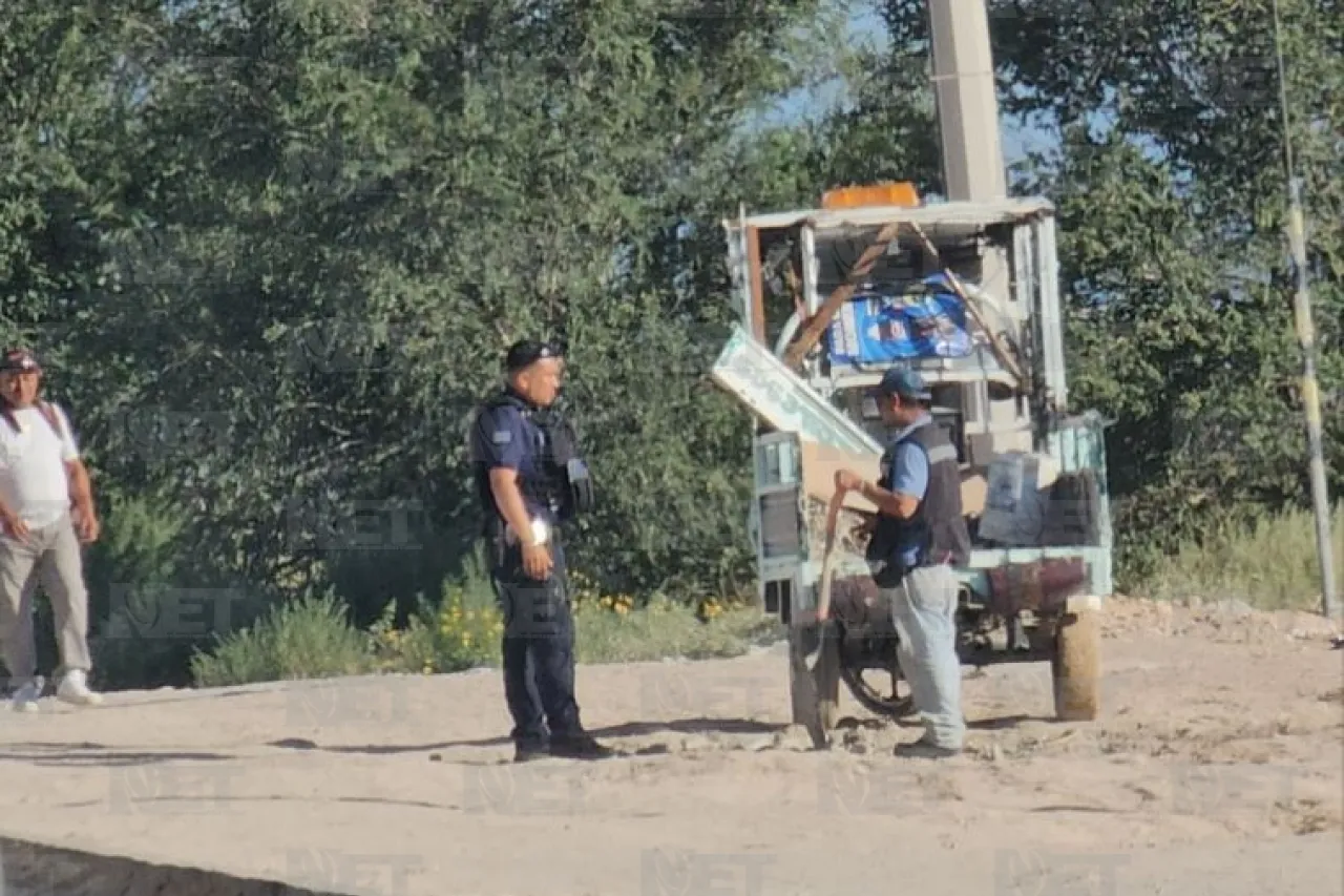 Frente a municipales tira escombro desde triciclo; lo obligan a recogerlo