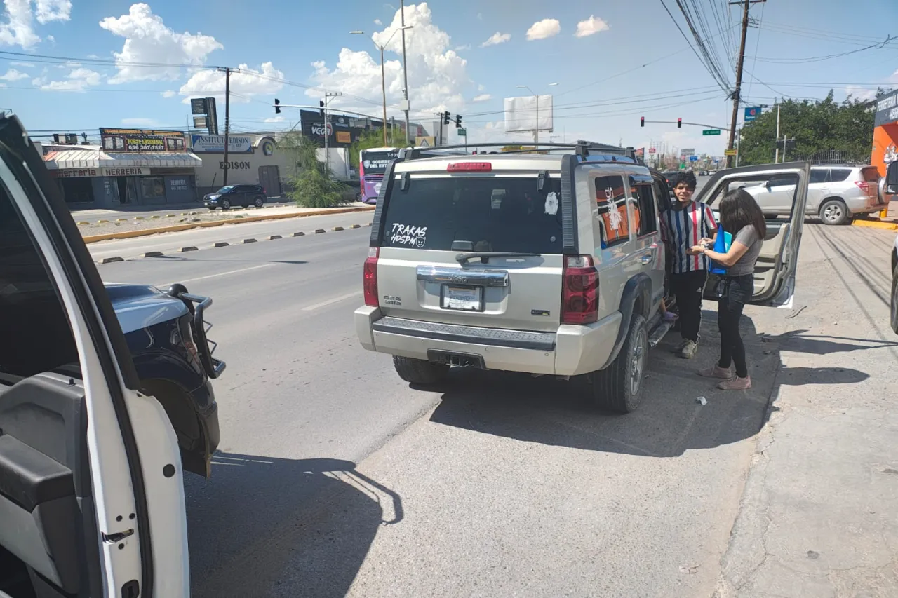 Mujer da a luz en su auto; agentes viales la auxilian