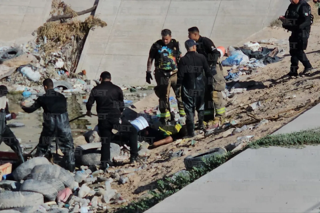 Rescatan bomberos cuerpo de hombre que cayó a pozo de absorción