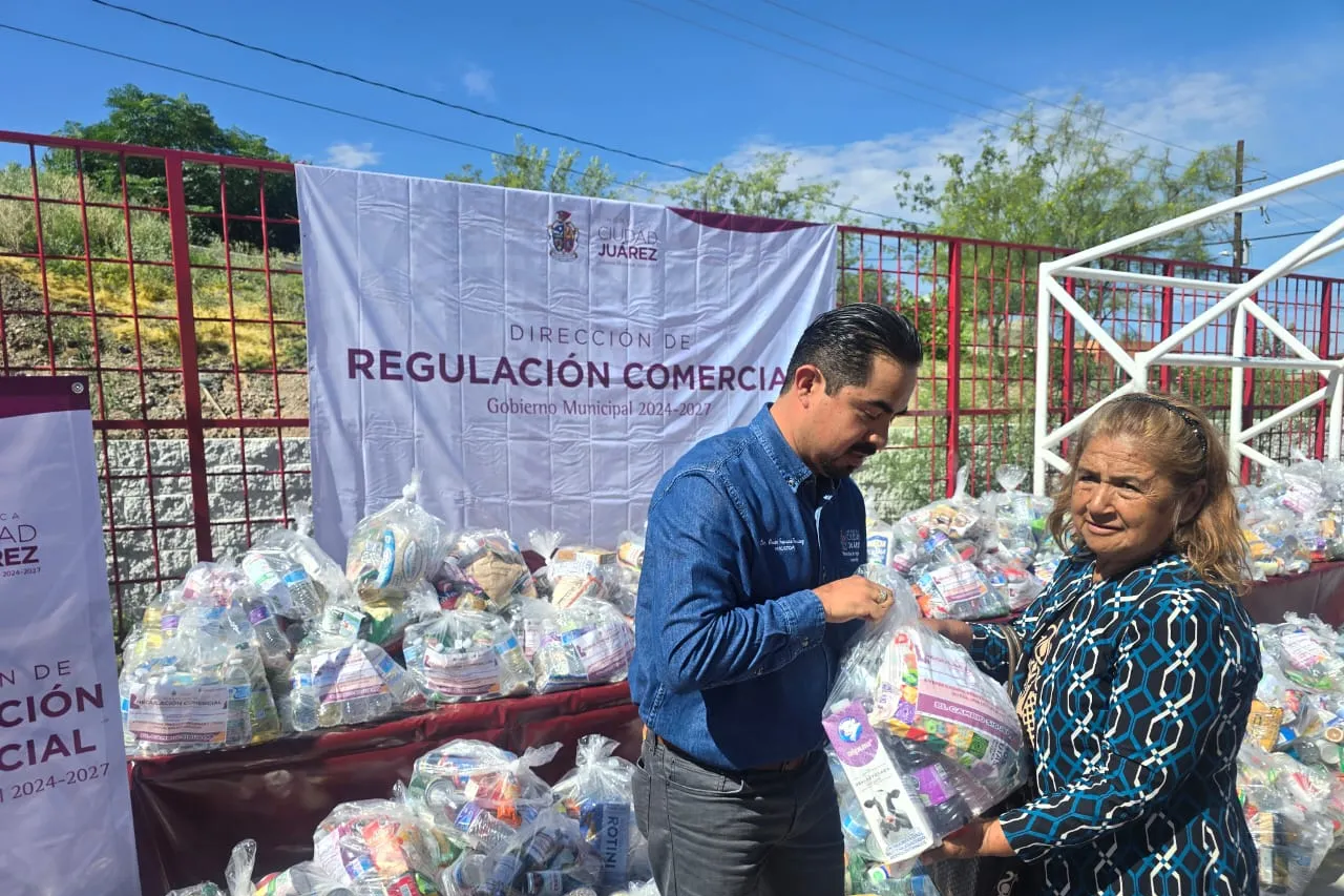 Entregan comerciantes 800 despensas a damnificados por lluvias