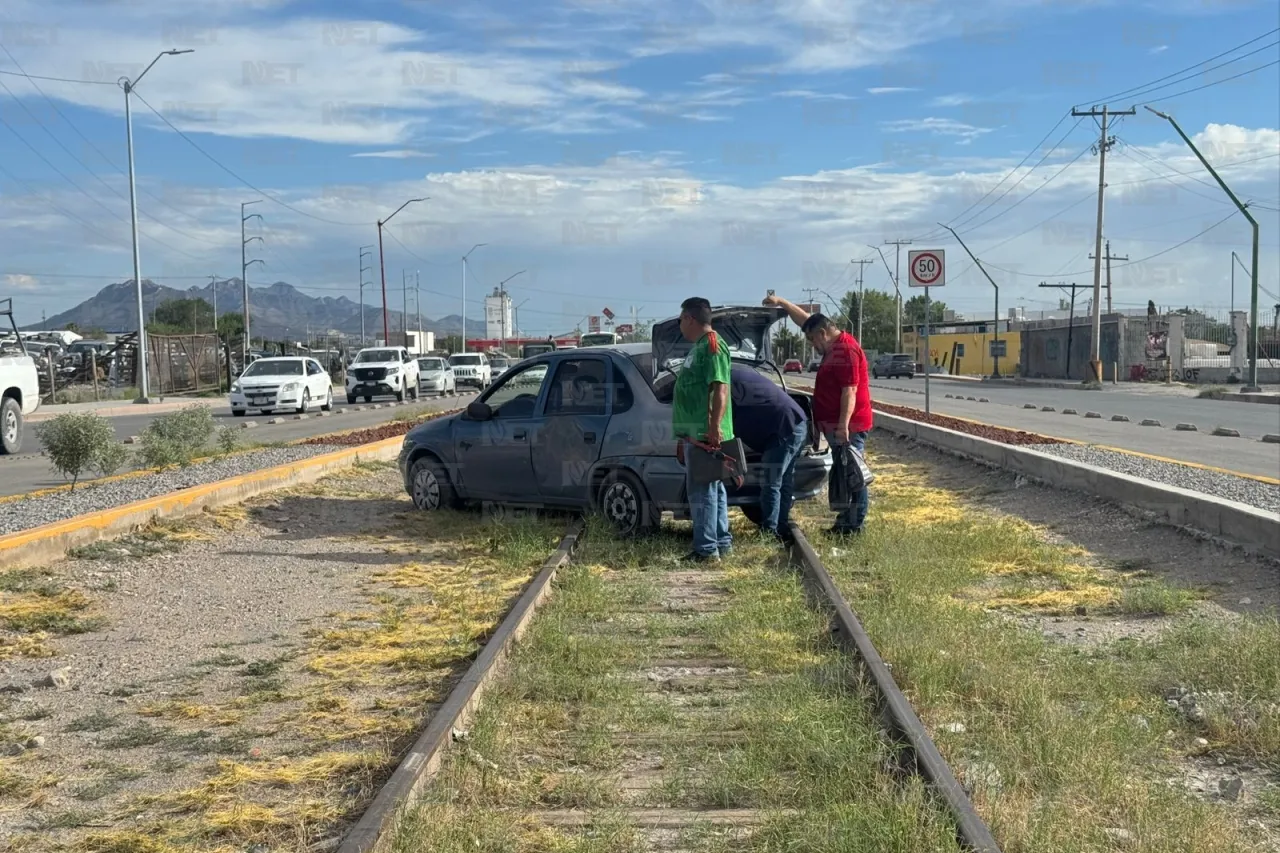 Auto termina sobre vías del tren tras ser embestido por tráiler