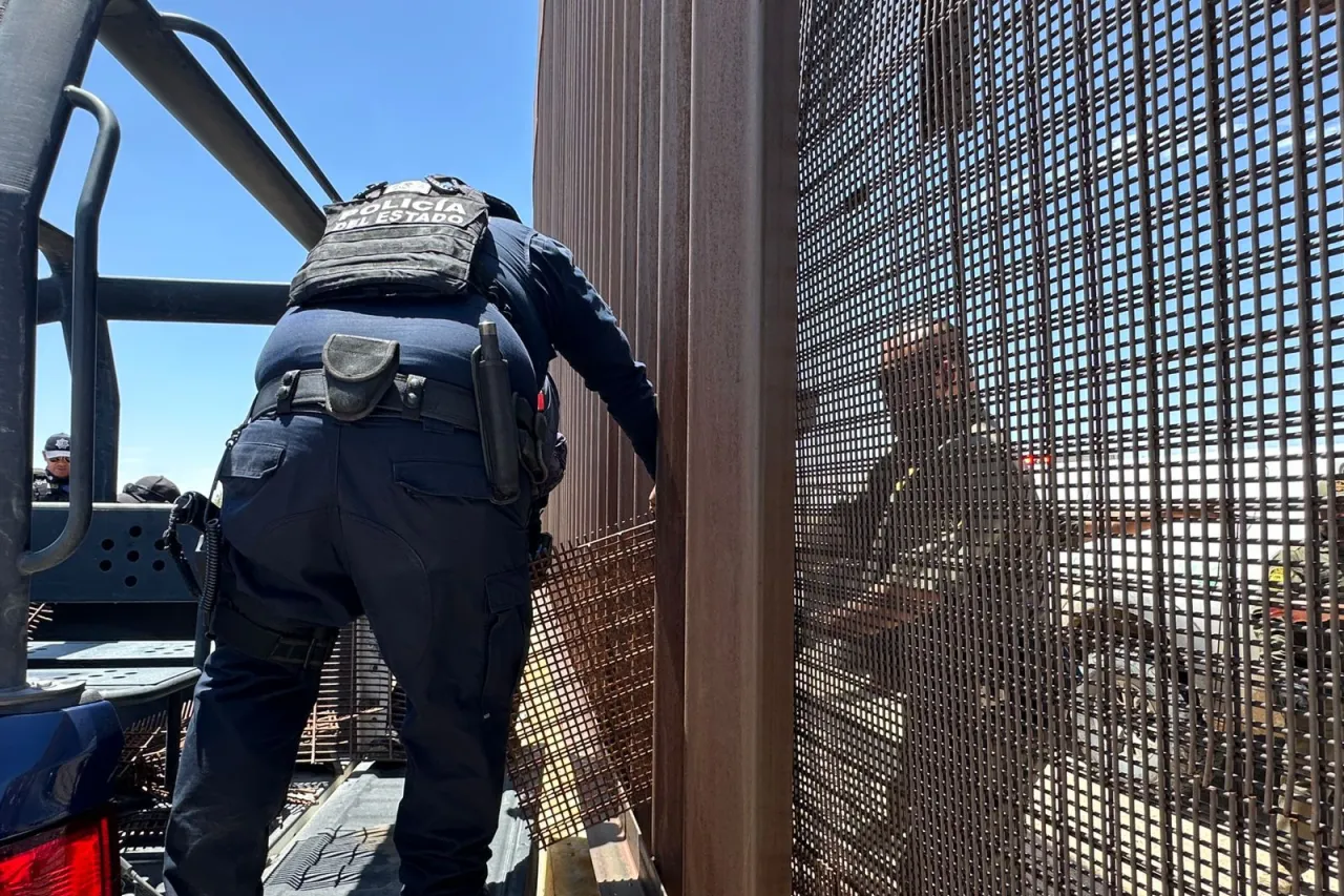 Localizan a persona que transportaba 'parches' del muro fronterizo