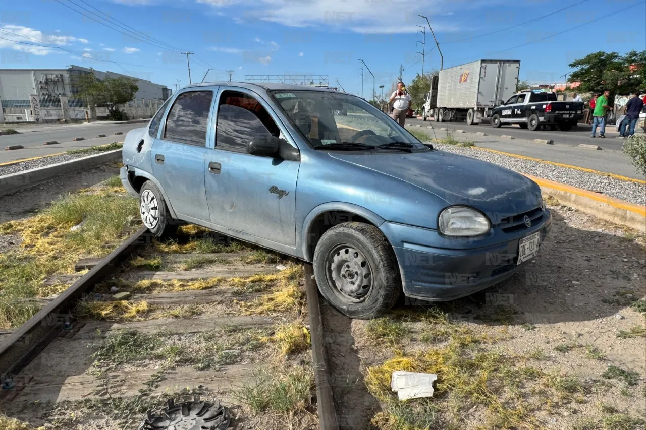 Auto termina sobre vías del tren tras ser embestido por tráiler