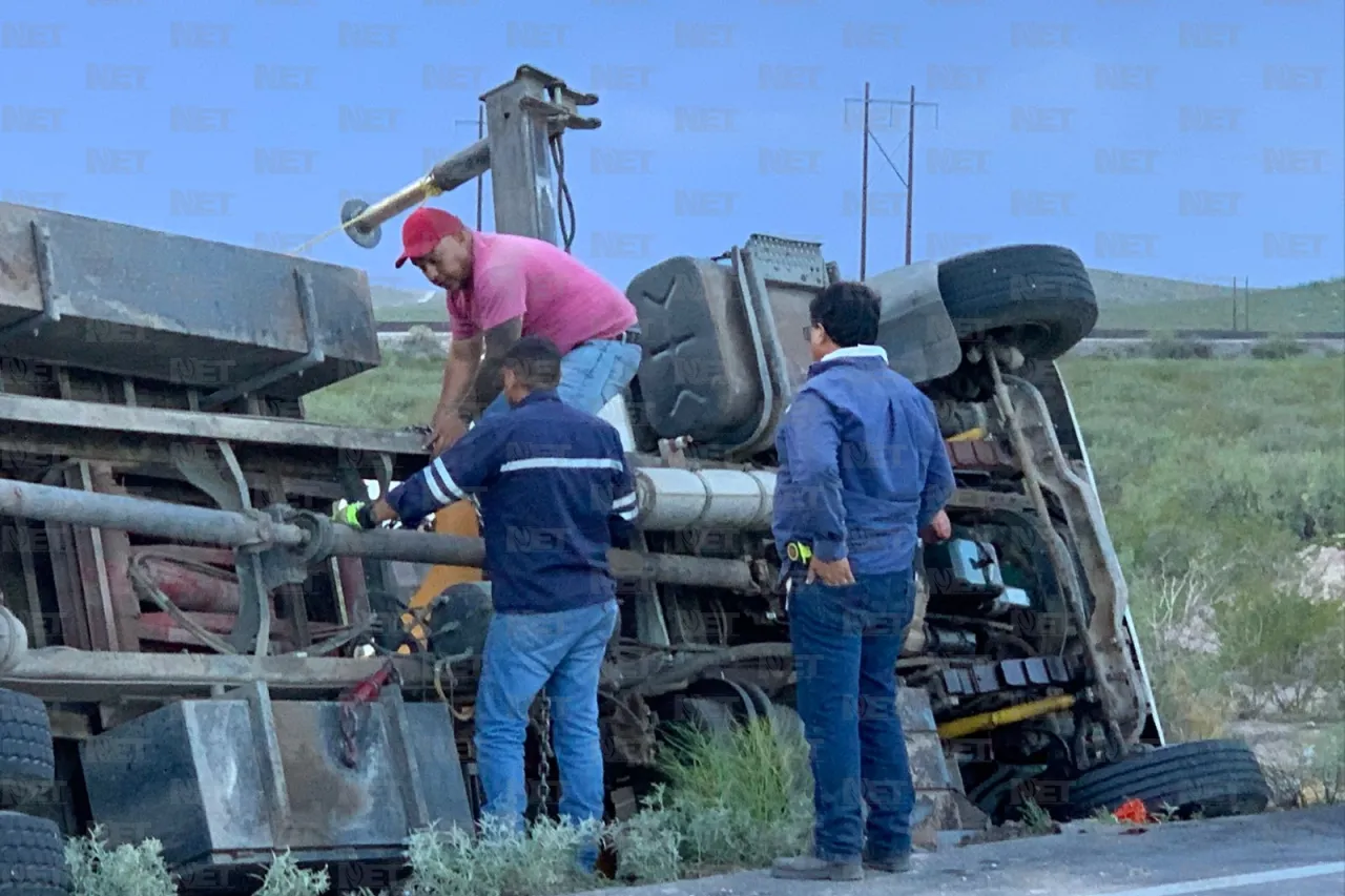 Cierran carretera Panamericana por volcadura de tractocamión