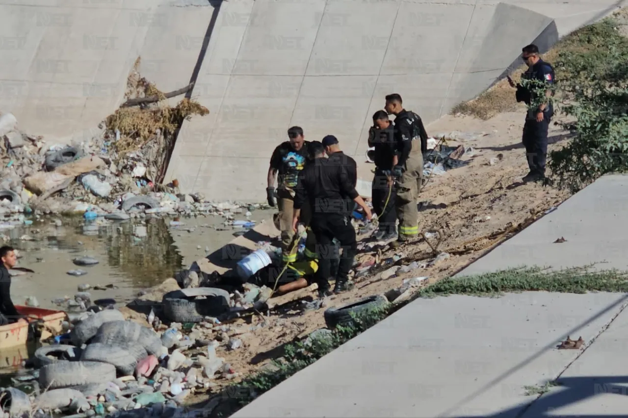 Rescatan bomberos cuerpo de hombre que cayó a pozo de absorción