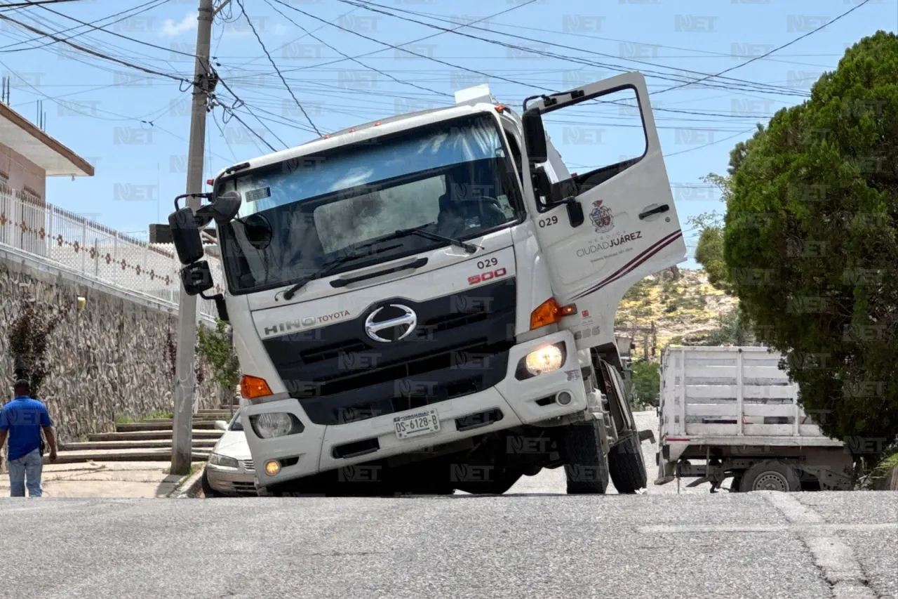 Dos camiones de basura caen en hundimientos en la colonia Galeana
