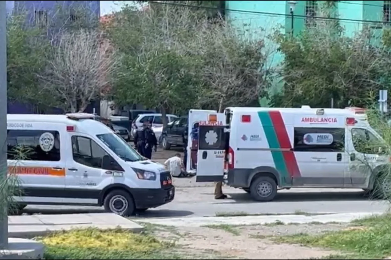 Escapaban de la policía en una moto, chocan contra banqueta y los arrestan