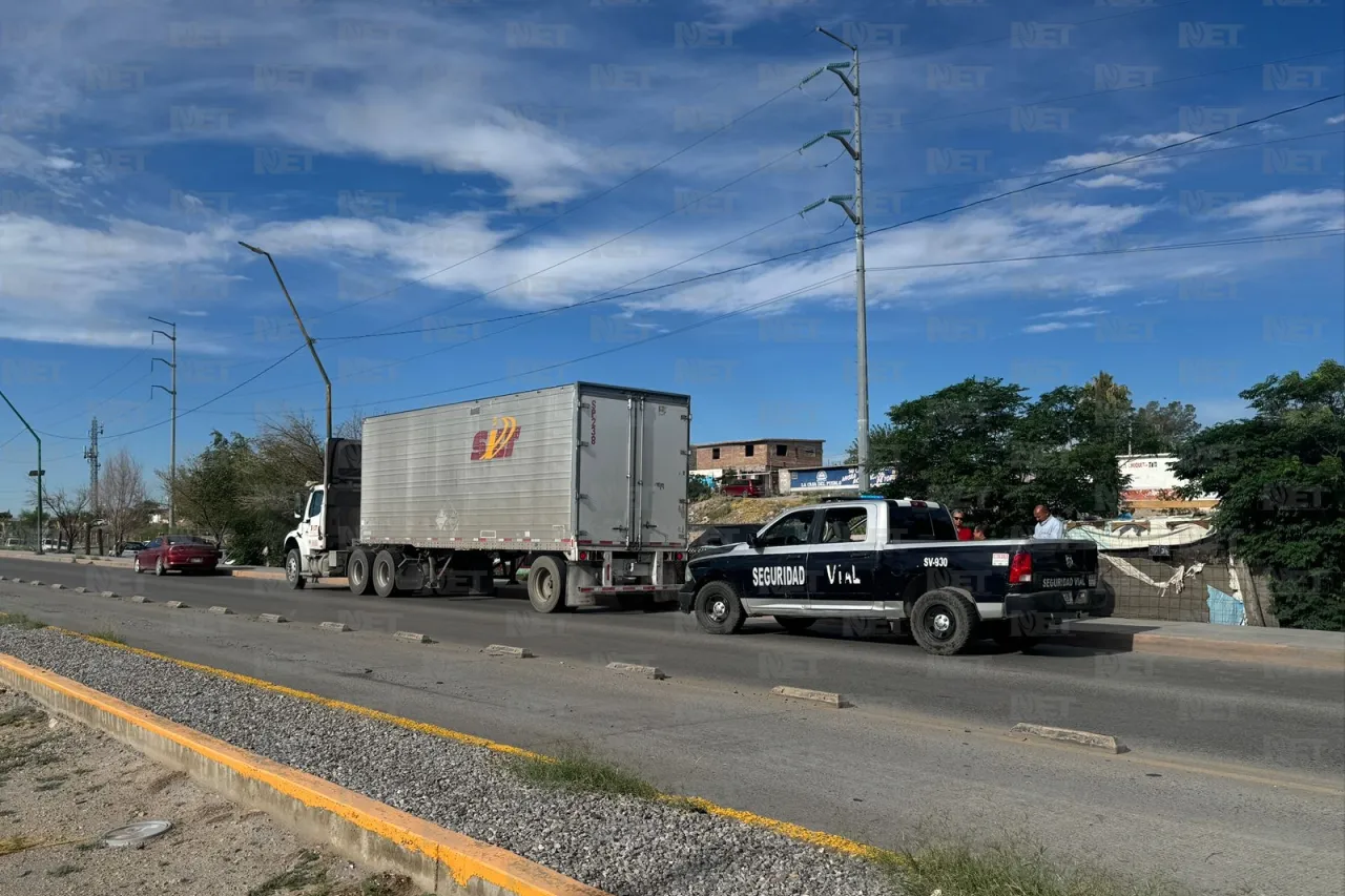Auto termina sobre vías del tren tras ser embestido por tráiler