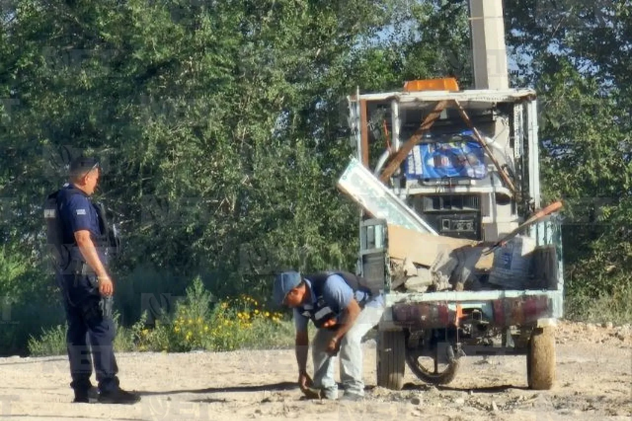 Frente a municipales tira escombro desde triciclo; lo obligan a recogerlo