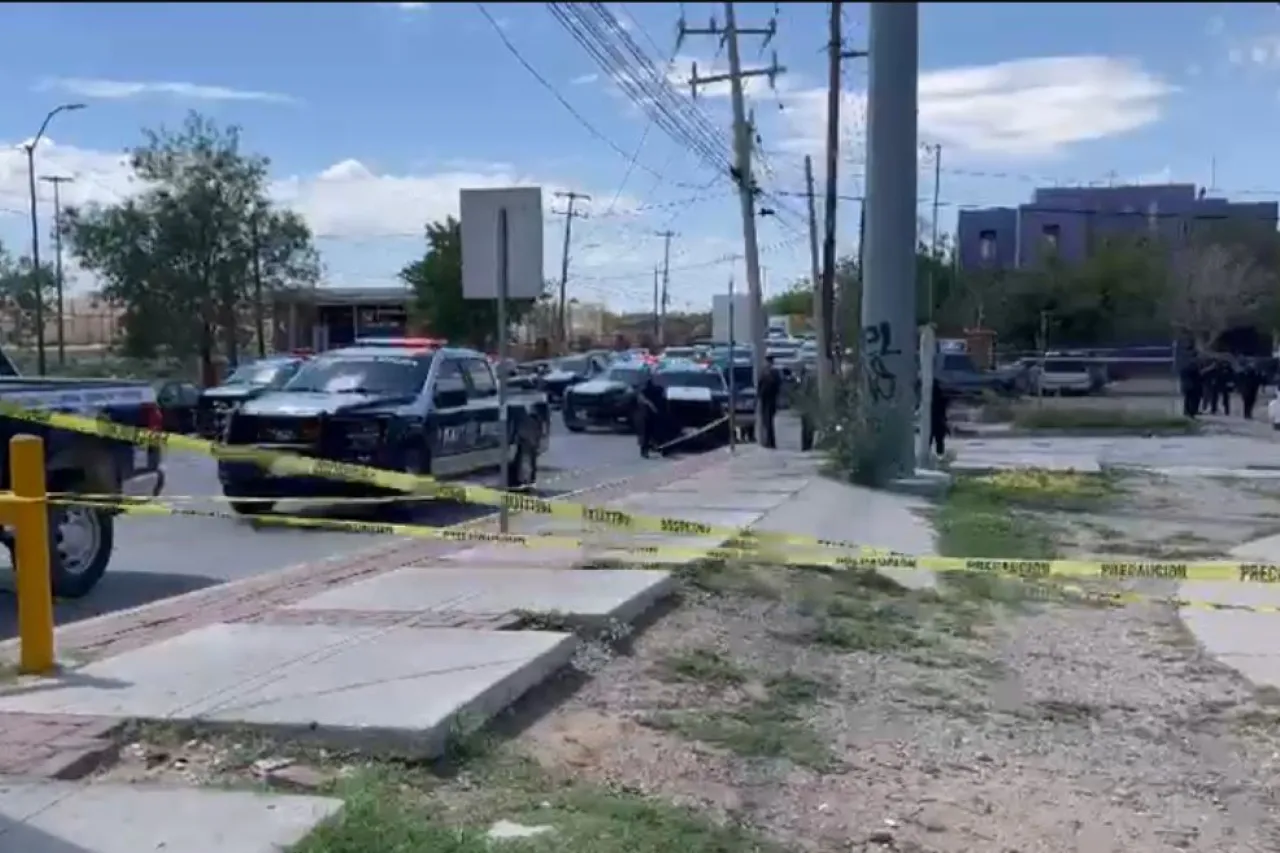Escapaban de la policía en una moto, chocan contra banqueta y los arrestan