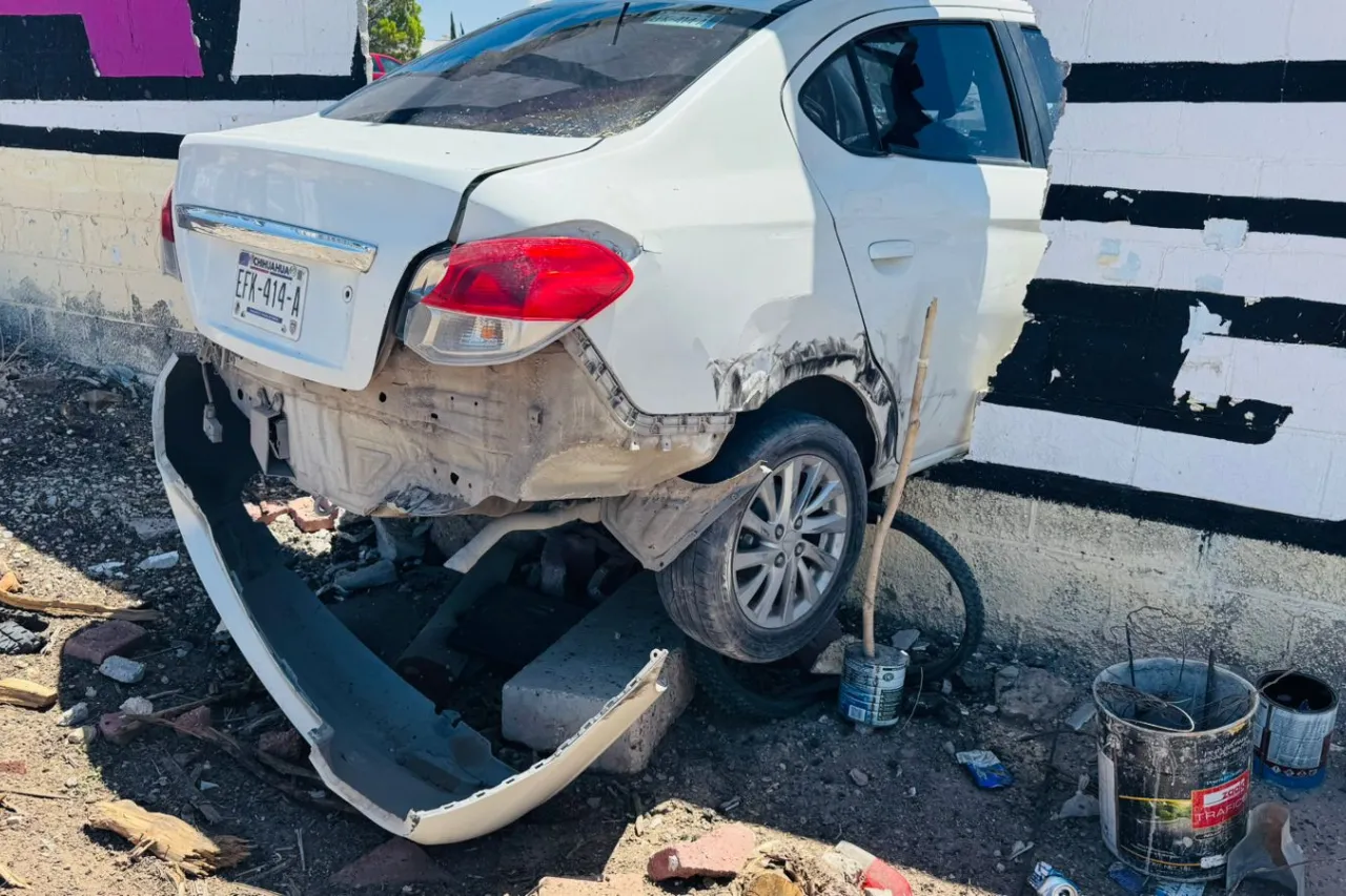 Choca y escapa; auto se impacta contra barda