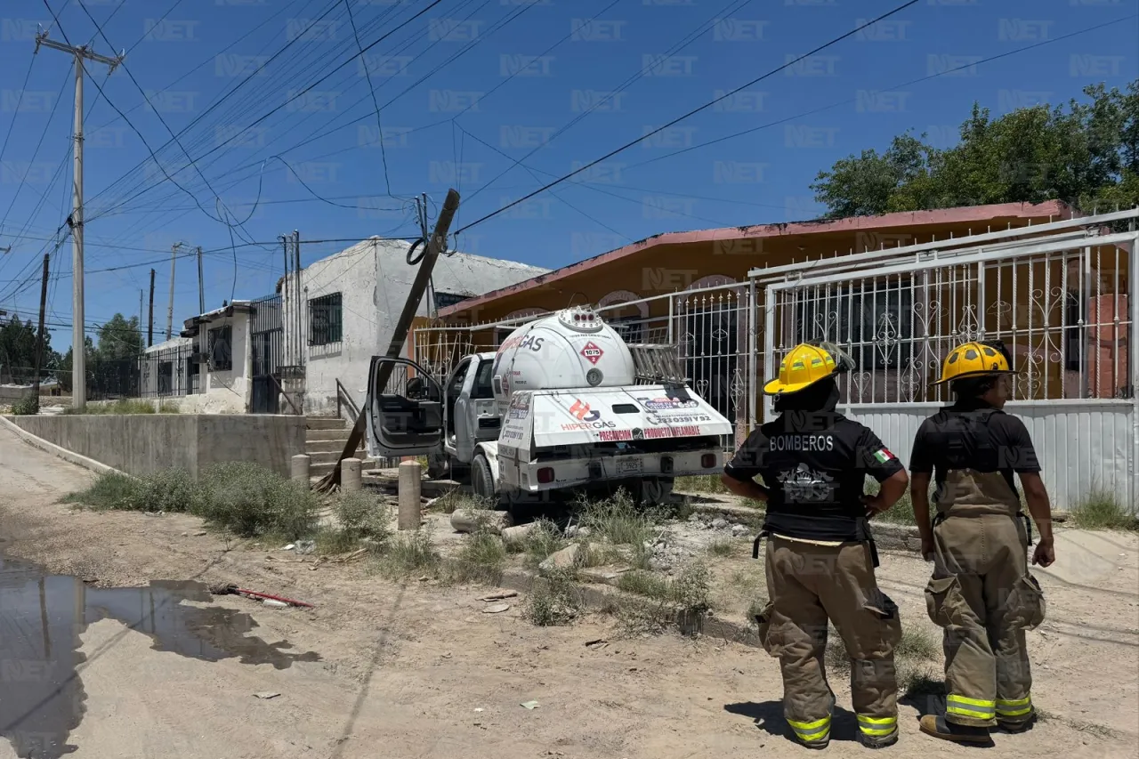 Pipa de gas se queda sin frenos y se estrella contra casa en la Azteca