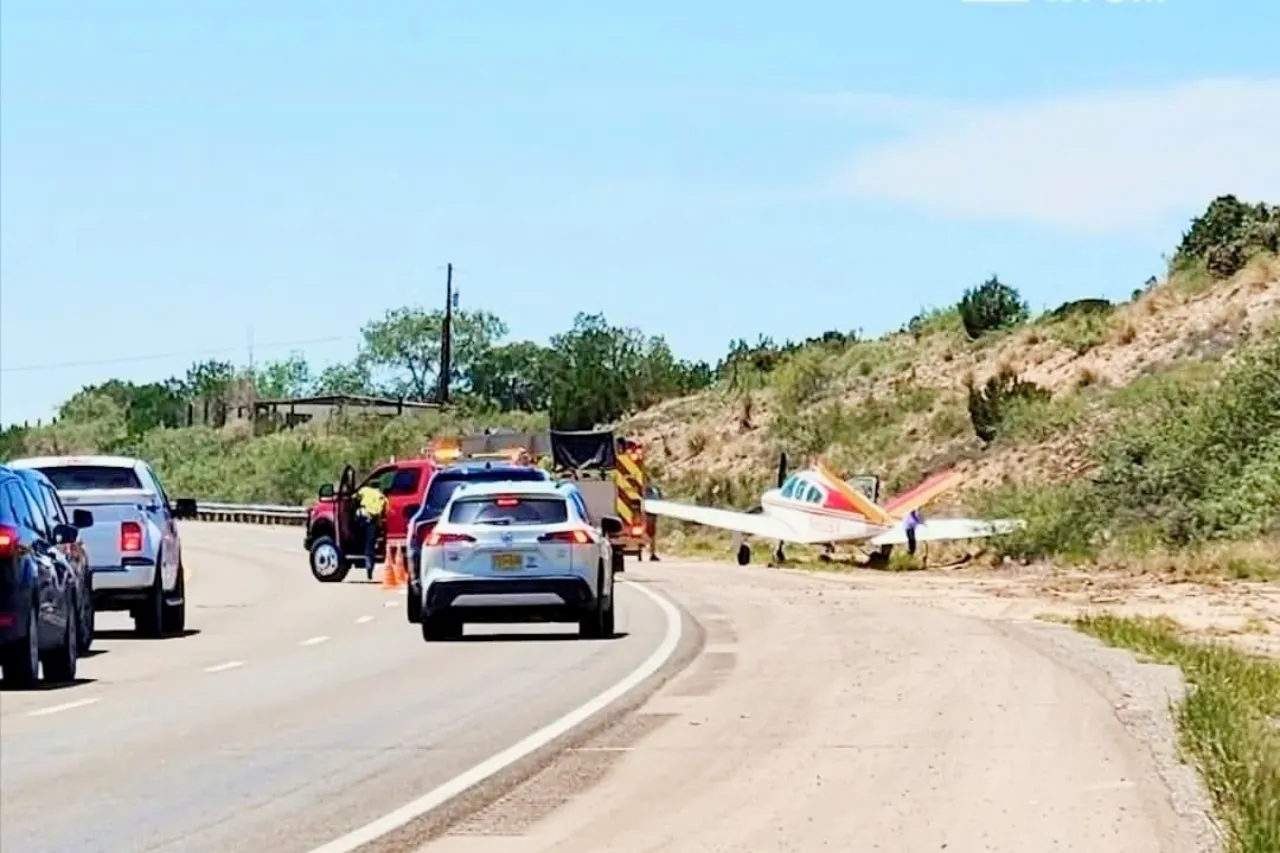 Aterriza de emergencia avioneta en carretera cerca de Ruidoso