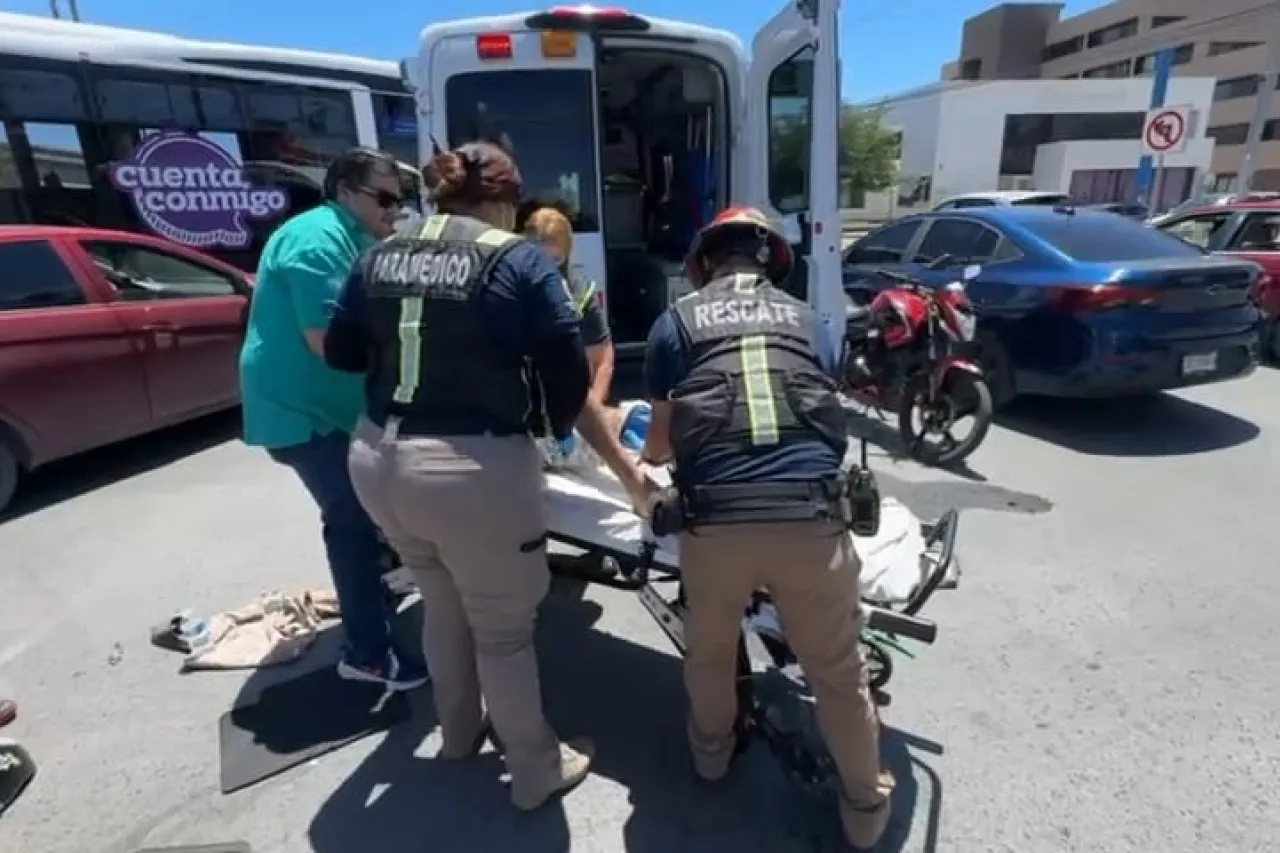 Motociclista omite luz roja, provoca accidente y sufre fractura