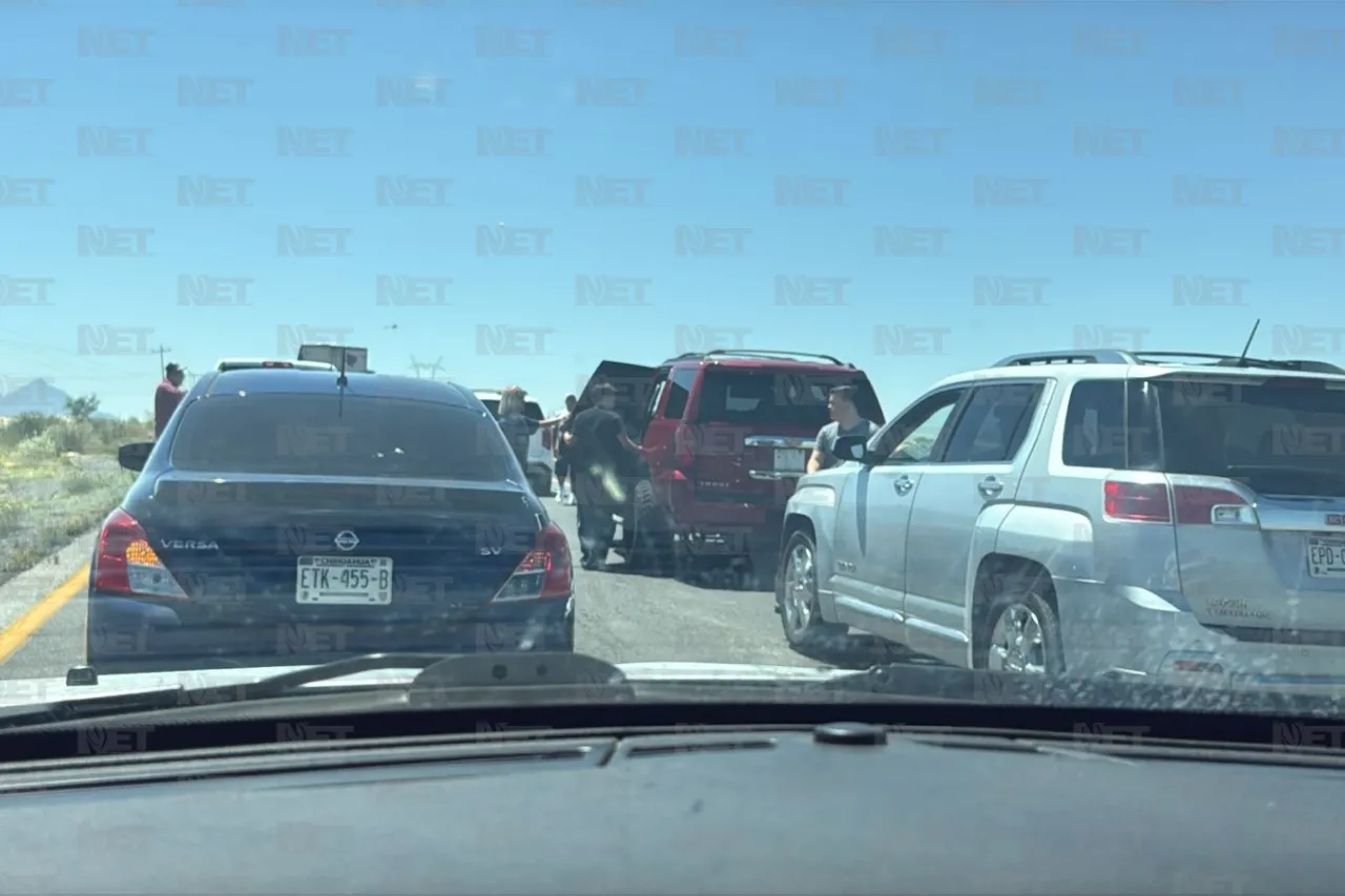 Cierre por retiro de tráiler deja varados a viajeros en carretera a Ahumada