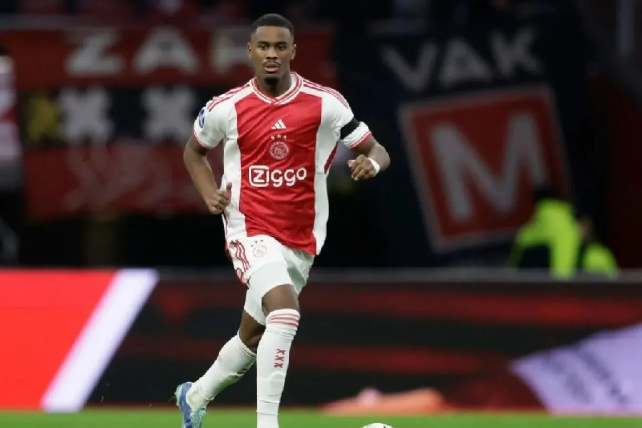 Firma Chelsea a promesa del Ajax Jorrel Hato