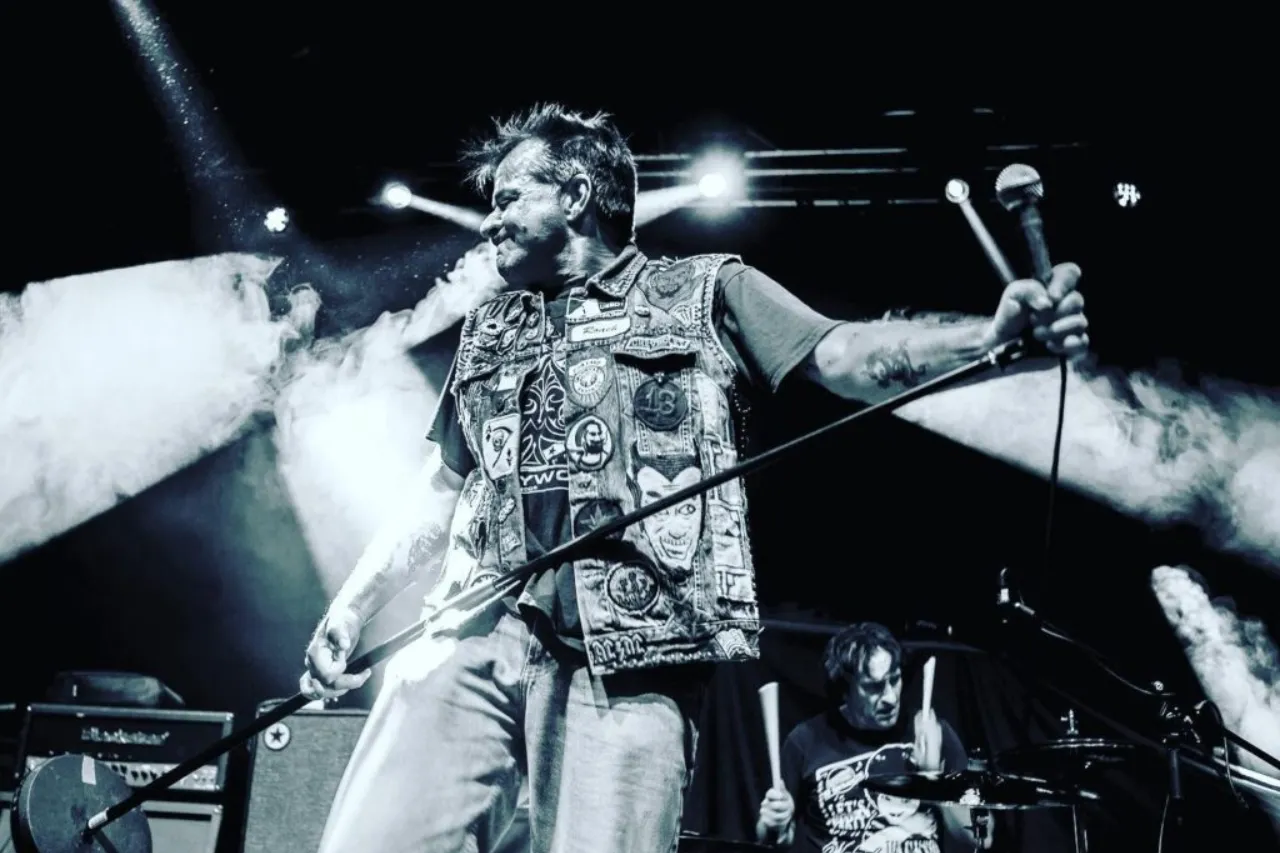 El rock está de luto: Muere cantante de famosa banda en los brazos de su esposa