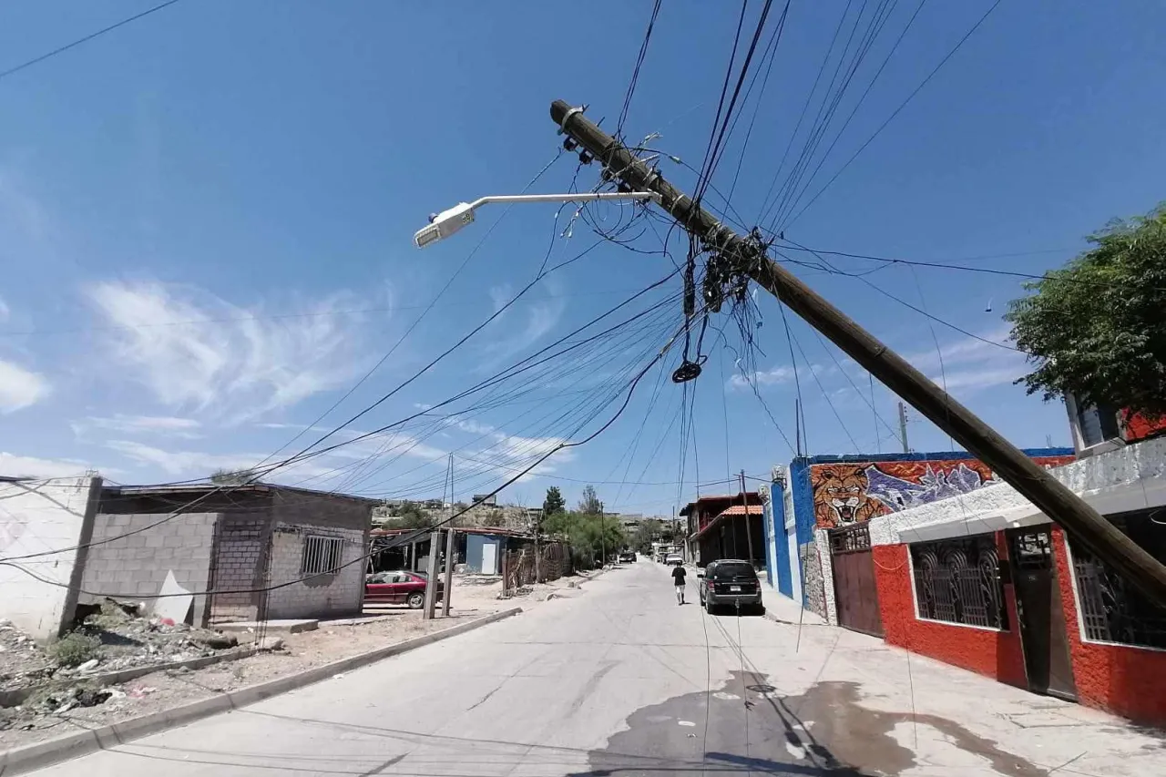Peligro: Poste a punto de caer en la colonia 16 de Septiembre