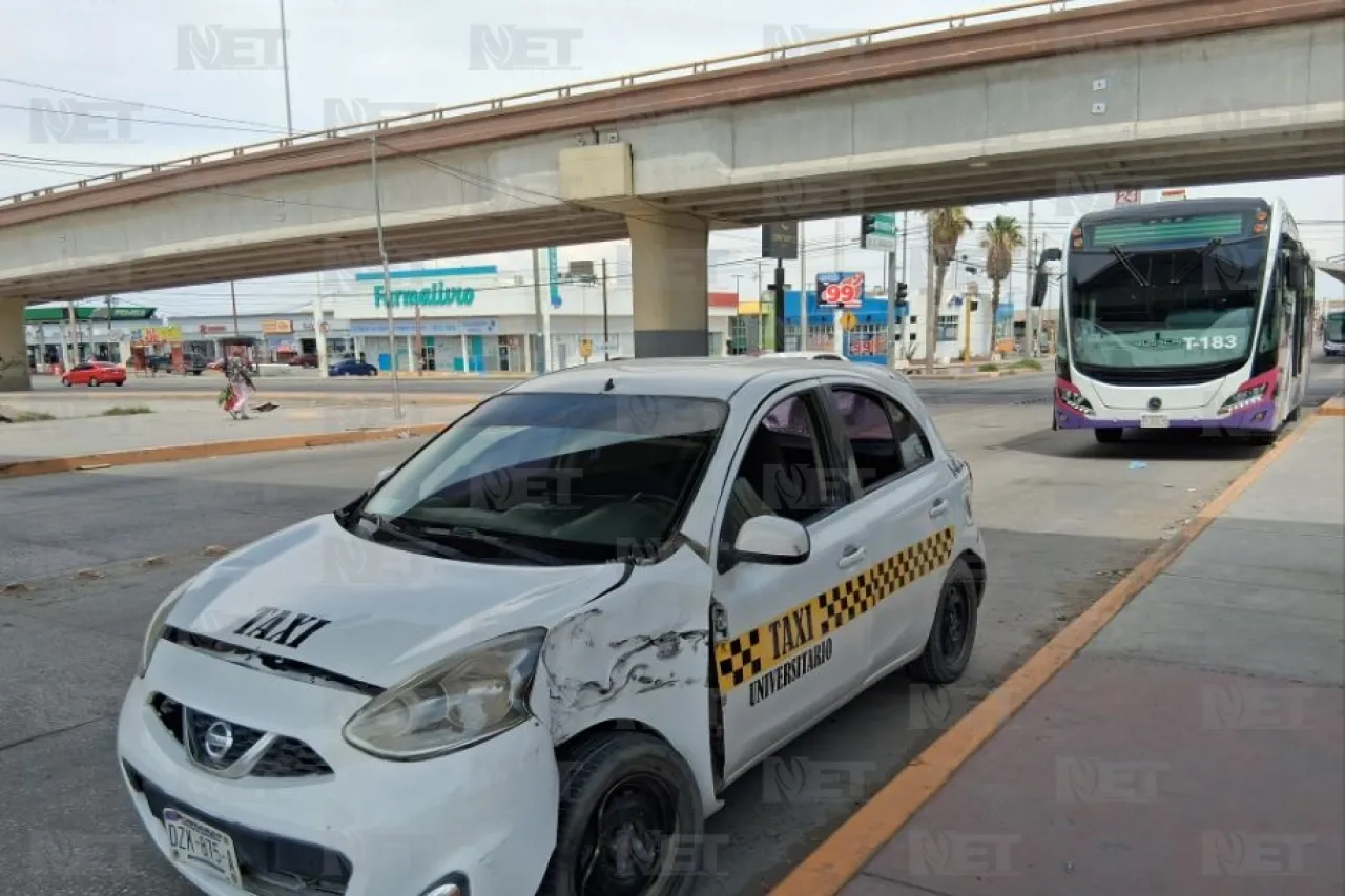 Invade taxista carril del Juárez Bus y choca