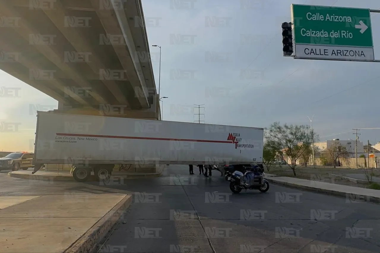 Tráiler se queda atorado bajo puente en Juan Pablo II y Arizona