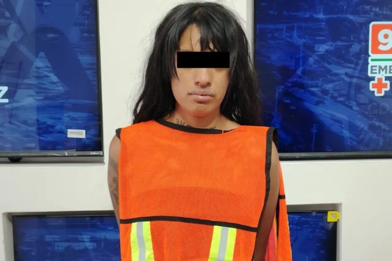 Policía rescata a niña tras hallar a su madre intoxicada en vehículo