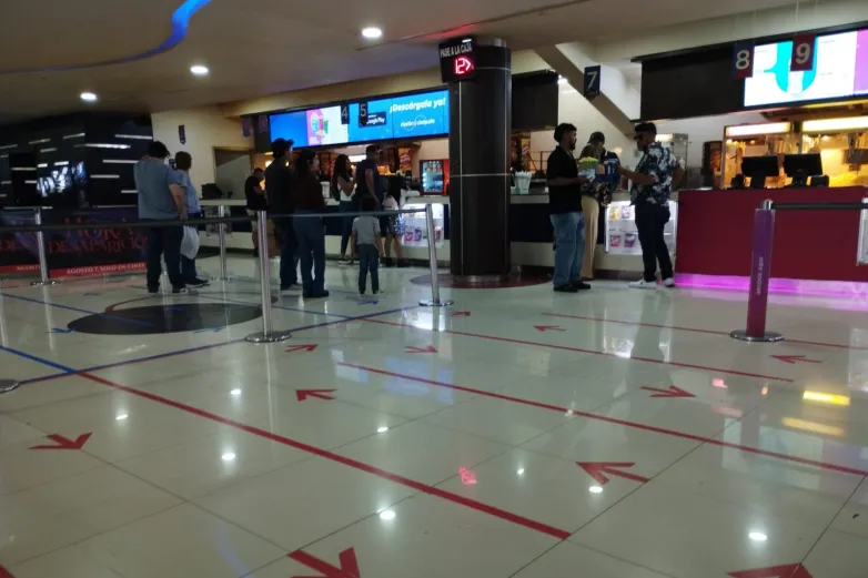 Con poca afluencia; reabren dulcería de Cinépolis Misiones