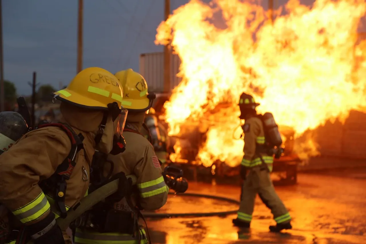 Se incendia bodega de fábrica en el este de El Paso