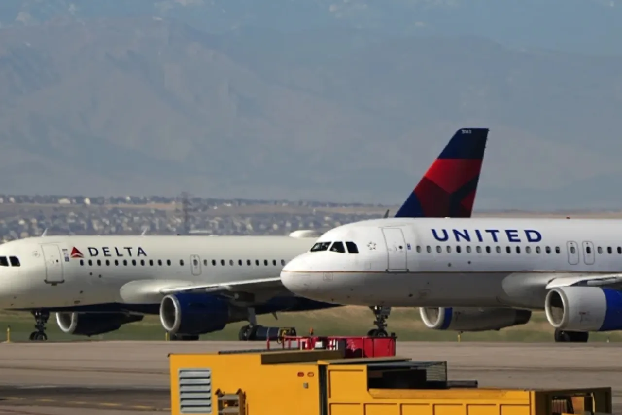 Demandan a United y Delta por vender asientos 'de ventana' junto a paredes lisas